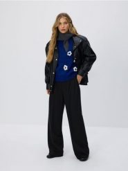 Sweter z kwiatową aplikacją - granatowy. Niebieskie swetry damskie Reserved, l, z aplikacjami, z dzianiny, bez kołnierzyka, bez ramiączek, bez kaptura. Za 159.99 zł.