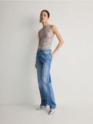 Bluzka z metalicznym efektem - srebrny. Szare bluzki damskie Reserved, l, bez wzorów, z dzianiny, bez kołnierzyka, bez ramiączek. W wyprzedaży za 15.99 zł.