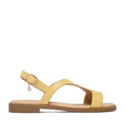 Sandały Lasocki. Żółte sandały damskie Lasocki, bez wzorów, bez obcasa, na płaskiej podeszwie, bez zapięcia. Za 129.99 zł.