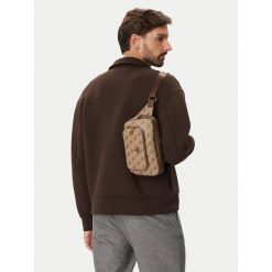 Nerka Guess. Brązowe saszetki męskie Guess, młodzieżowe, małe. Za 327.99 zł.