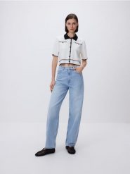 Sweter z kontrastowymi wstawkami - złamana biel. Swetry damskie Reserved, l, bez wzorów, z tkaniny, bez kołnierzyka, bez ramiączek, bez kaptura. W wyprzedaży za 69.99 zł.