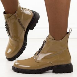 Beżowe lakierowane botki damskie Jezzi 2501-8. Brązowe botki damskie Jezzi, na jesień, z gumy, eleganckie, z okrągłym noskiem, bez obcasa, bez zapięcia. Za 239.00 zł.