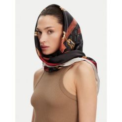 Chusta Guess. Czarne szaliki i chusty damskie Guess, z aplikacjami. Za 229.99 zł.