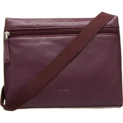 Skórzana torebka "Vora 2" w kolorze śliwkowym - 27 x 21 x 6,5 cm. Brązowe torby na ramię damskie marki BREE. W wyprzedaży za 318.95 zł.
