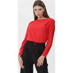 Czerwona Bluzka Jeanette. Czerwone bluzki damskie Born2be, l, w ażurowe wzory, z jeansu, eleganckie, bez kołnierzyka, bez ramiączek. Za 59.99 zł.