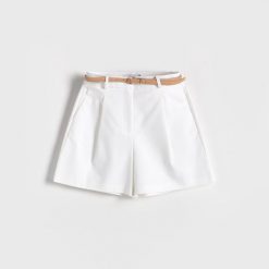 Szorty z paskiem z imitacji skóry - biały. Białe szorty damskie Reserved, l, bez wzorów, z bawełny. W wyprzedaży za 39.99 zł.