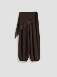 Spodnie balloon z koronką - ciemnobrązowy. Brązowe spodnie materiałowe damskie Reserved, l, bez wzorów, z dzianiny. Za 119.99 zł.
