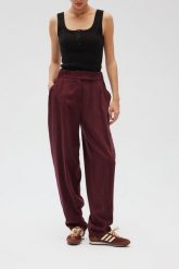 Eleganckie spodnie z przeszyciami w kolorze BORDO - EMBER-XS/S. Spodnie materiałowe damskie Marsala, m, bez wzorów, z gumy. Za 399.90 zł.
