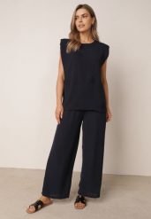Granatowy Letni Komplet Bogaty w Wiskozę Bluzka Oversize z Haftem i Spodnie Abis. Niebieskie spodnie materiałowe damskie Born2be, l, z aplikacjami, z wiskozy. Za 79.99 zł.