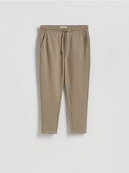 Spodnie regular fit - beżowy. Brązowe spodnie materiałowe męskie Reserved, l, bez wzorów, z bawełny. W wyprzedaży za 79.99 zł.