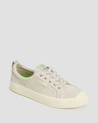 Trampki zamszowe damskie Cariuma OCA Low Vintage White Suede. Białe trampki i tenisówki damskie CARIUMA, bez wzorów, z gumy, vintage, bez zapięcia. Za 258.30 zł.