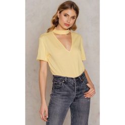 NA-KD T-shirt z dekoltem V - Yellow. Żółte t-shirty damskie NA-KD, z bawełny, z chokerem. W wyprzedaży za 18.29 zł.