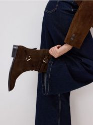 Zamszowe botki z paskami - ciemnobrązowy. Brązowe botki damskie Reserved, z zamszu, bez obcasa, bez zapięcia. Za 259.99 zł.