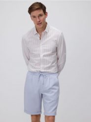 Szorty regular fit - jasnoniebieski. Niebieskie szorty męskie Reserved, l, bez wzorów, z bawełny. W wyprzedaży za 59.99 zł.