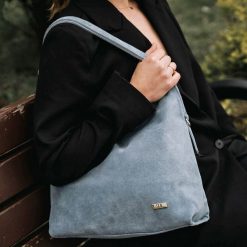 Worek SHE skóra import zamsz błękitny. Niebieskie torebki do ręki damskie SHE, bez wzorów, ze skóry, biznesowe, zamszowe, bez dodatków. Za 299.99 zł.