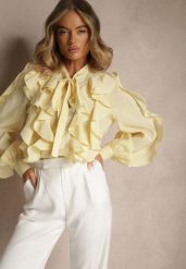 Żółta Koszula z Wiskozą Zdobiona Falbanami i Wiązaniem przy Szyi Ravissa. Żółte bluzki damskie Renee, na lato, m, z aplikacjami, z wiskozy, eleganckie, bez kołnierzyka, bez ramiączek. Za 159.99 zł.