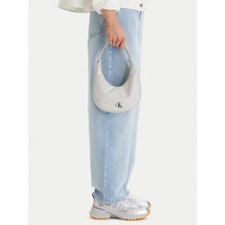 Torebka Calvin Klein. Białe torebki do ręki damskie Calvin Klein, bez wzorów, klasyczne, bez dodatków. Za 409.99 zł.