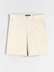 Szorty chino - kremowy. Białe spodnie materiałowe męskie Sinsay, bez wzorów, z materiału. Za 39.99 zł.