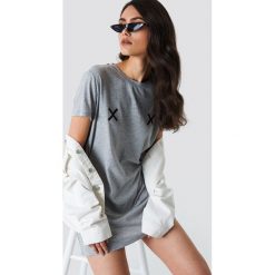 NA-KD Sukienka T-shirt Double X - Grey. Sukienki damskie marki NA-KD. Za 80.95 zł.