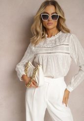 Biała Bluzka z Bawełny Ozdobiona Ażurowymi Haftami i Koronką Cristana. Białe bluzki damskie Renee, m, w ażurowe wzory, z bawełny, eleganckie, bez kołnierzyka, bez ramiączek. Za 89.99 zł.