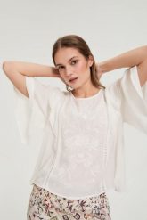 Koszula z falbaną biała. Białe koszule damskie MOODO, l, bez wzorów, z poliesteru, bez kołnierzyka, bez ramiączek. Za 119.99 zł.