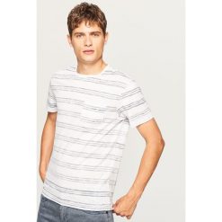 T-shirt w paski z kieszonką - Biały. Białe t-shirty męskie Reserved, w paski. W wyprzedaży za 24.99 zł.