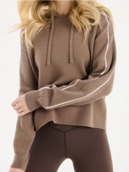 Sweter z kapturem - brązowy. Brązowe swetry damskie Sinsay, l, bez wzorów, bez kołnierzyka, bez ramiączek, z kapturem. Za 69.99 zł.