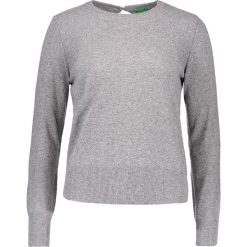 Sweter w kolorze szarym. Szare swetry damskie marki Benetton, z kaszmiru, z dekoltem na plecach. W wyprzedaży za 79.95 zł.