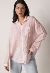 Różowa Koszula o Kroju Oversize z Tencelu w Paski Ozdobiona Haftem Tidine. Czerwone bluzki damskie Born2be, uniwersalny, bez wzorów, z jeansu, biznesowe, bez kołnierzyka, bez ramiączek. Za 84.99 zł.