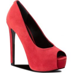 Szpilki GUESS - FLEF24 SUE07 RED. Czerwone szpilki damskie Guess, ze skóry. W wyprzedaży za 499.00 zł.