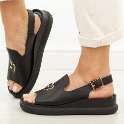 Czarne skórzane sandały damskie T.Sokolski 476. Czarne sandały damskie Sokolski, bez wzorów, z jeansu, bez obcasa, na platformie, bez zapięcia. Za 219.00 zł.