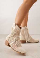 Beżowe Botki Kowbojki na Stożku z Ażurową Cholewką z Haftem Isarna. Brązowe botki damskie Renee, z jeansu, boho, bez obcasa, na obcasie, bez zapięcia. Za 139.99 zł.