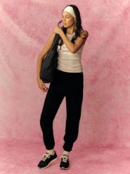 4F Spodnie dresowe joggery damskie - czarne M. Czarne spodnie dresowe damskie 4f, m, bez wzorów, z dresówki. Za 149.99 zł.