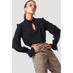 Trendyol Bluzka Frilly - Black. Czarne bluzki damskie marki Trendyol, bez wzorów, z materiału, bez kołnierzyka, bez ramiączek. Za 100.95 zł.