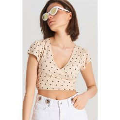 Krótka bluzka z wiązaniem - Kremowy. Bluzki damskie Cropp. Za 49.99 zł.