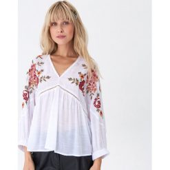 Bluzka z kwiatowym haftem - Biały. Białe bluzki damskie House, l, bez wzorów, bez kołnierzyka, bez ramiączek. Za 89.99 zł.