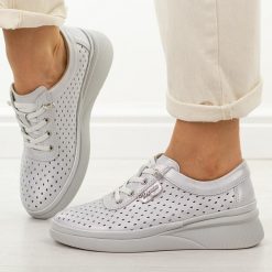 Szare ażurowe skórzane półbuty damskie Vinceza 79603. Szare półbuty damskie VINCEZA, na jesień, w ażurowe wzory, z jeansu, eleganckie, bez obcasa, na płaskiej podeszwie, bez zapięcia. Za 219.00 zł.