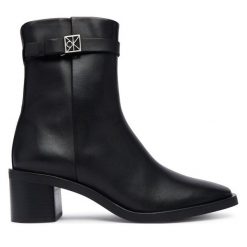 Botki Calvin Klein. Czarne botki damskie Calvin Klein, bez obcasa, na słupku, bez zapięcia. Za 849.99 zł.