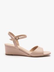 Beżowe sandały na koturnie. Brązowe sandały damskie Ryłko, bez wzorów, ze skóry, bez obcasa, na koturnie, bez zapięcia. Za 379.99 zł.