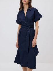 Koszulowa sukienka z paskiem - granatowy. Niebieskie sukienki damskie Reserved, l, bez wzorów, z bawełny, bez kołnierzyka, bez ramiączek, midi, koszulowe. Za 159.99 zł.