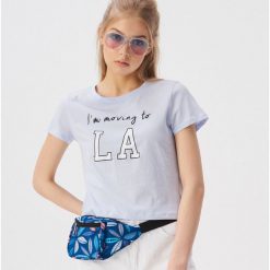 T-shirt z motywem La - Niebieski. Niebieskie t-shirty damskie Sinsay, l, bez wzorów, bez kołnierzyka. W wyprzedaży za 7.99 zł.