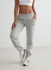 Damskie spodnie dresowe miękkie, drapane Varsity Classic szary melanż. Szare spodnie dresowe damskie Aim'n, m, bez wzorów, z bawełny. Za 339.00 zł.