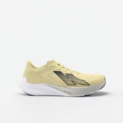 Buty do biegania damskie Kiprun KD900 light. Szare obuwie sportowe damskie KIPRUN, bez wzorów, z kauczuku, do biegania. Za 449.99 zł.