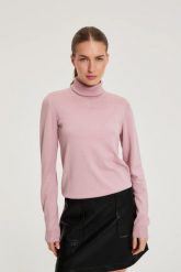 Sweter z golfem różowy. Czerwone swetry damskie MOODO, l, bez wzorów, z poliamidu, bez kołnierzyka, bez ramiączek, bez kaptura. Za 99.99 zł.
