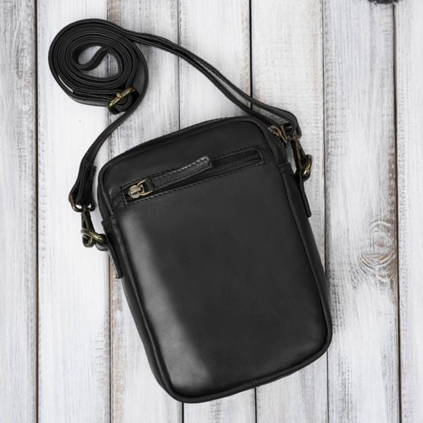 Saszetka męska skórzana na ramię czarna mała funkcjonalna Paolo Peruzzi IM-02-BL. Czarne saszetki męskie ze skóry, eleganckie, małe. Za 104.55 zł.