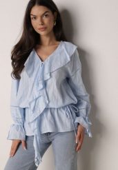 Niebieska Bawełniana Bluzka w Romantycznym Stylu z Falbankami i Wiązaniem Cezarina. Niebieskie bluzki damskie Born2be, l, bez wzorów, z bawełny, biznesowe, bez kołnierzyka, bez ramiączek. Za 169.99 zł.