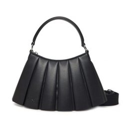 Torebka Lacoste. Czarne torebki do ręki damskie Lacoste, bez wzorów, klasyczne, bez dodatków. Za 909.99 zł.