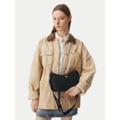 Torebka Tommy Jeans. Czarne torebki do ręki damskie Tommy Jeans, bez wzorów, z jeansu, klasyczne, bez dodatków. Za 249.99 zł.