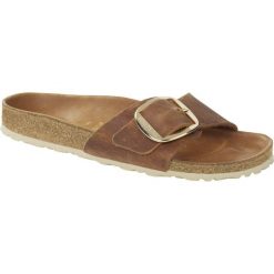 Klapki damskie Birkenstock Madrid Big Buckle Cognac Natural Leather. Brązowe klapki damskie Birkenstock, bez wzorów, z materiału, bez obcasa. Za 531.00 zł.