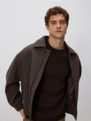 Strukturalny sweter z bawełny - ciemnobrązowy. Brązowe swetry przez głowę męskie Reserved, l, bez wzorów, z bawełny, bez kołnierzyka. Za 119.99 zł.
